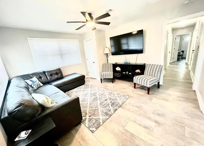 4/2 Home Close To Beach, Centrally Located!
