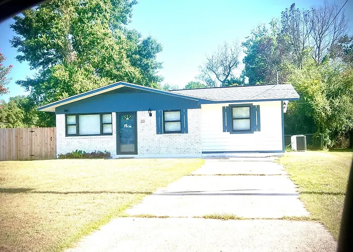 4/2 Home Close To Beach, Centrally Located!