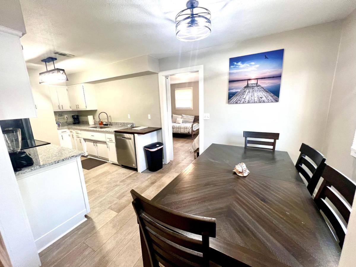 4/2 Close To Beach, Centrally Located! Gulfport