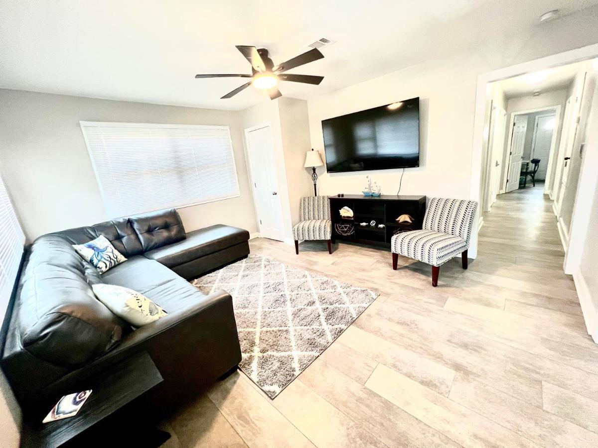 4/2 Close To Beach, Centrally Located! Holiday home