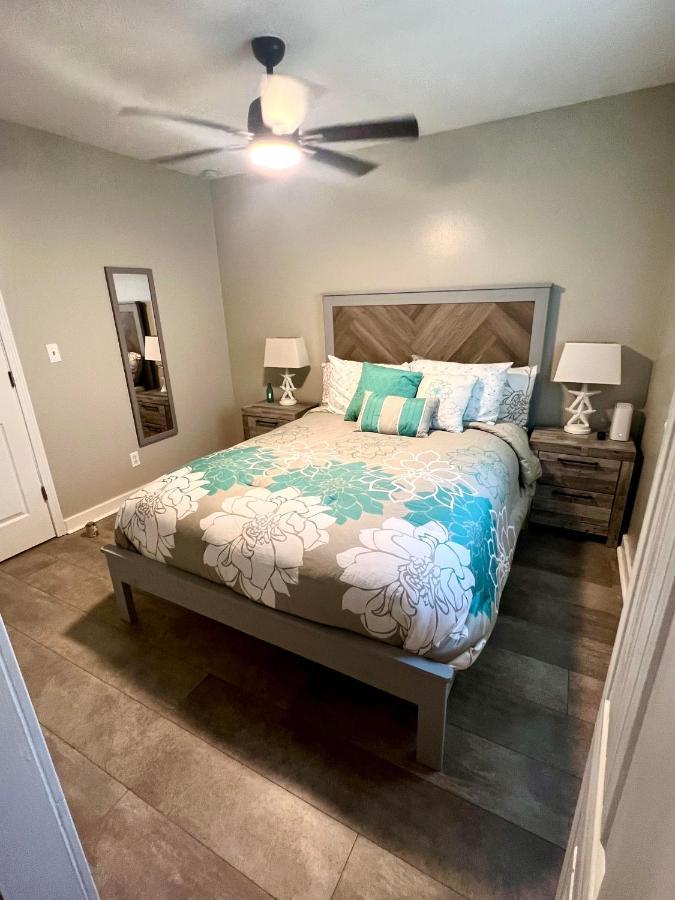4/2 Close To Beach, Centrally Located! Holiday home Gulfport