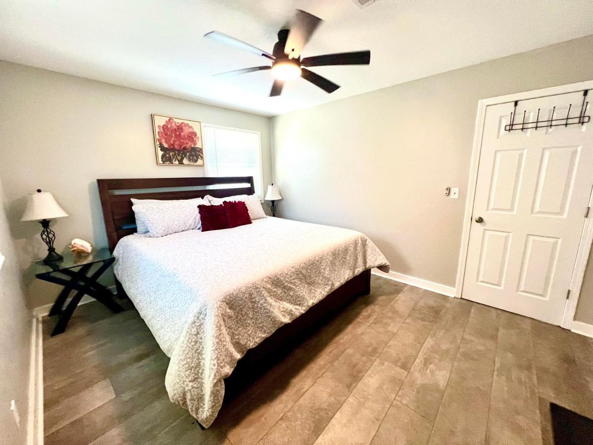 4/2 Close To Beach, Centrally Located! Holiday home