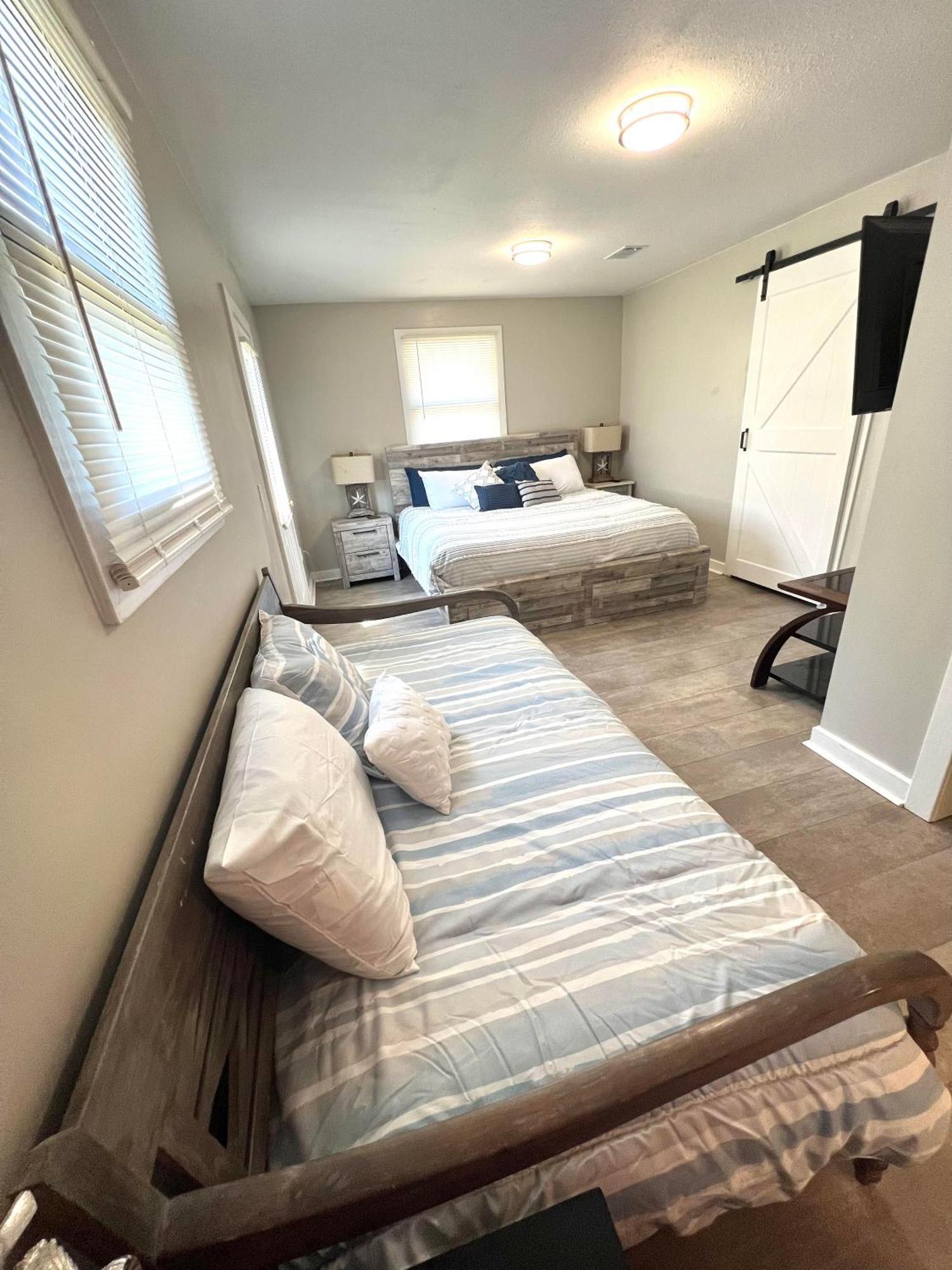 4/2 Close To Beach, Centrally Located! Holiday home Gulfport