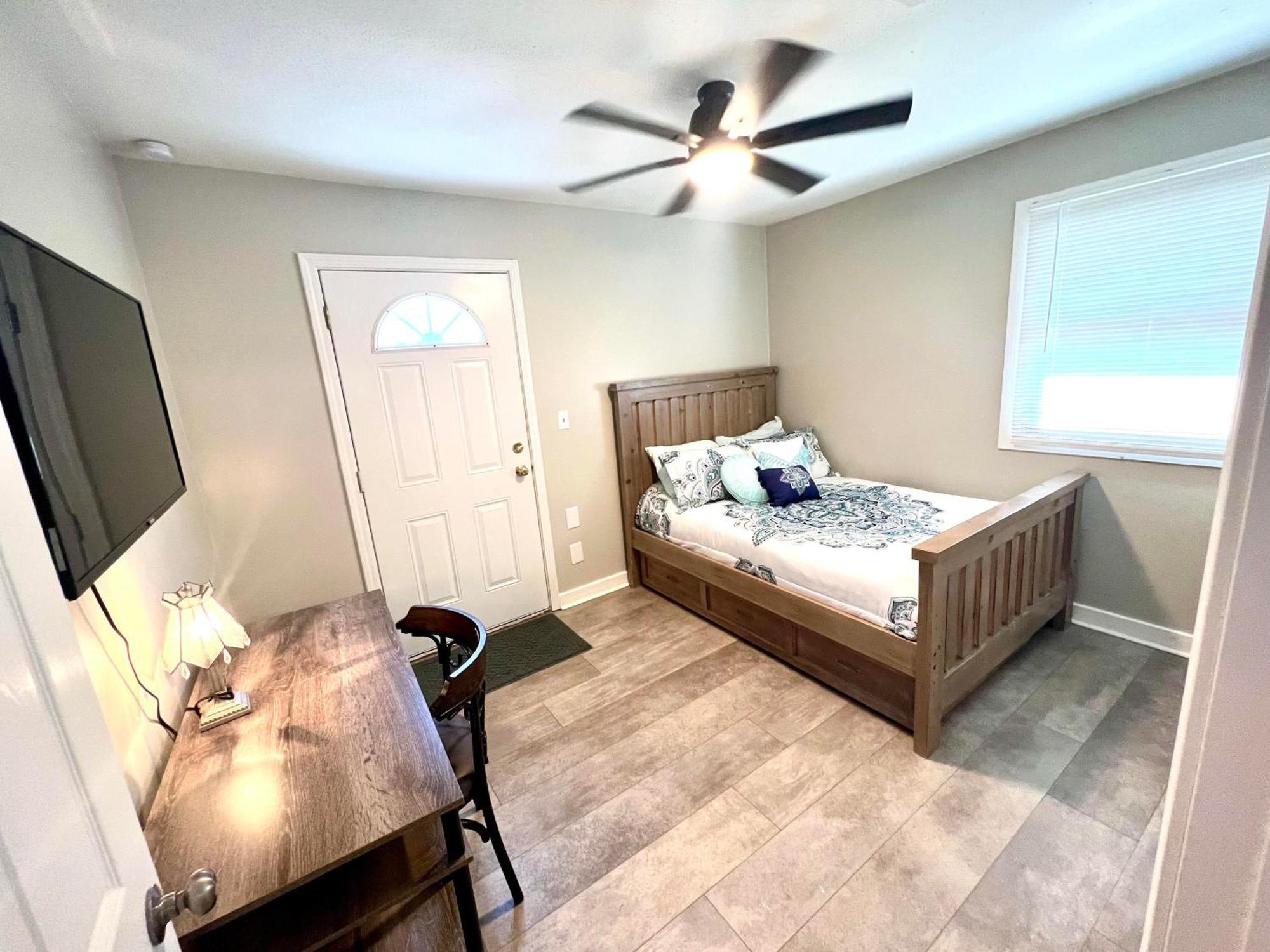 4/2 Close To Beach, Centrally Located! Holiday home Gulfport