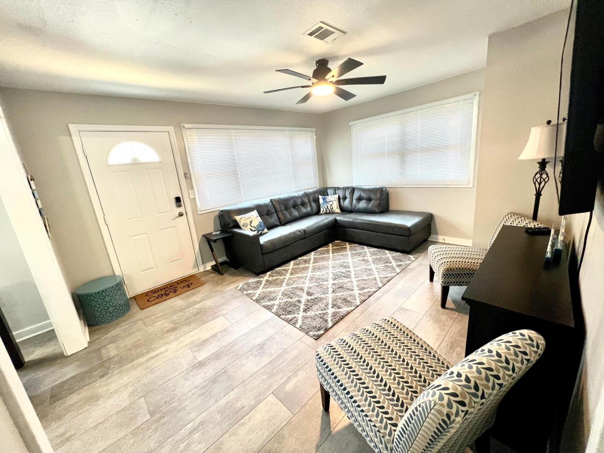 4/2 Close To Beach, Centrally Located! * Gulfport