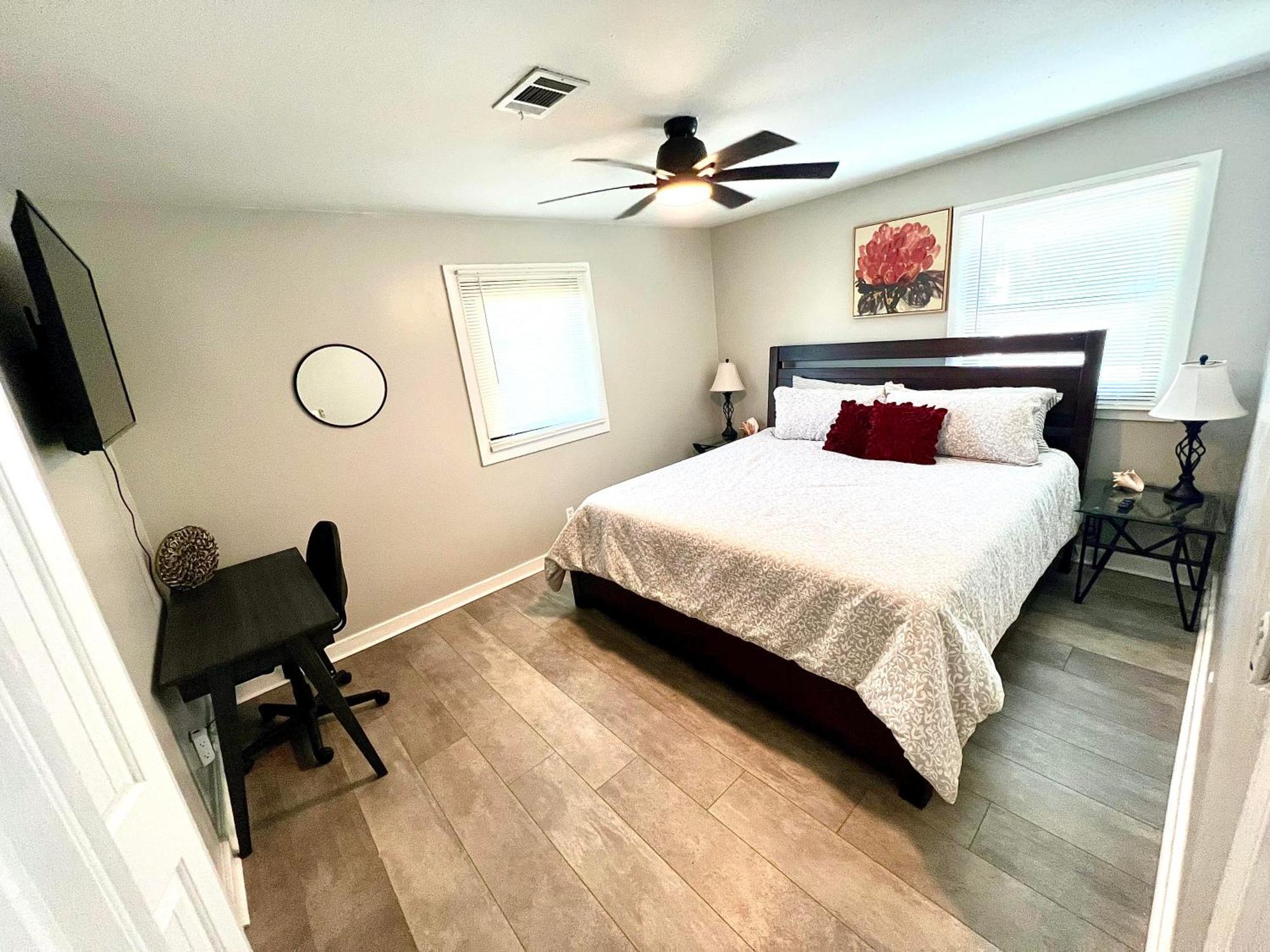 4/2 Close To Beach, Centrally Located! Gulfport